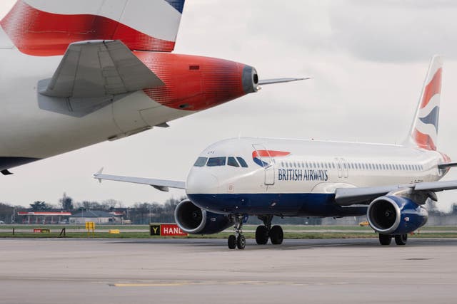 <p>Wybierasz się w różne miejsca? Samolot Airbus A320 British Airways na lotnisku Heathrow w Londynie</p>